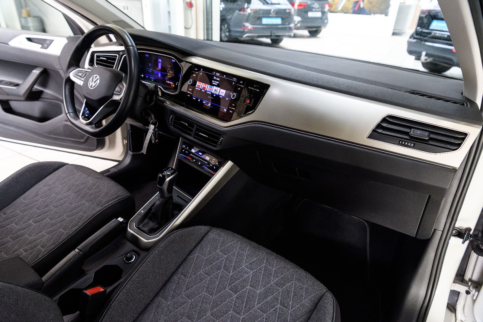 Fahrzeugabbildung Volkswagen Polo VI Move 1.0 TSI DSG LED+SHZ+PDC+APP