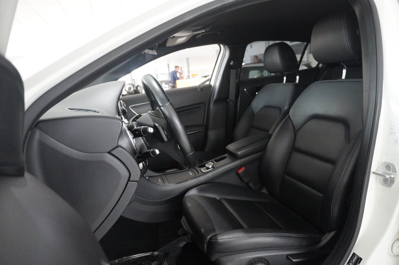 Fahrzeugabbildung Mercedes-Benz GLA 180 STYLE 7G-DCT NAVI/BI-XENON/SHZ/KAMERA