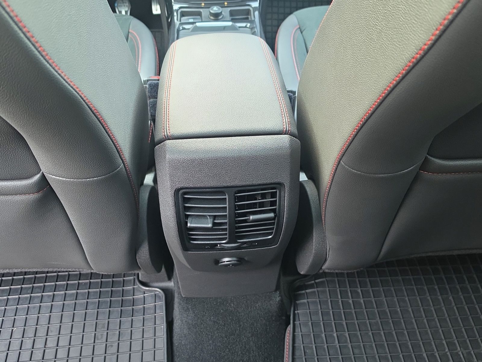 Fahrzeugabbildung Ford Kuga ST-Line Panorama-Dach Kamera Alcantara AHK