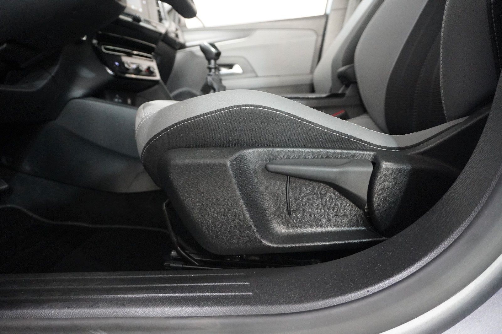 Fahrzeugabbildung Opel Mokka ELEGANCE 1.2T NAVI/LED/KAMERA/SPORT/SH/DAB