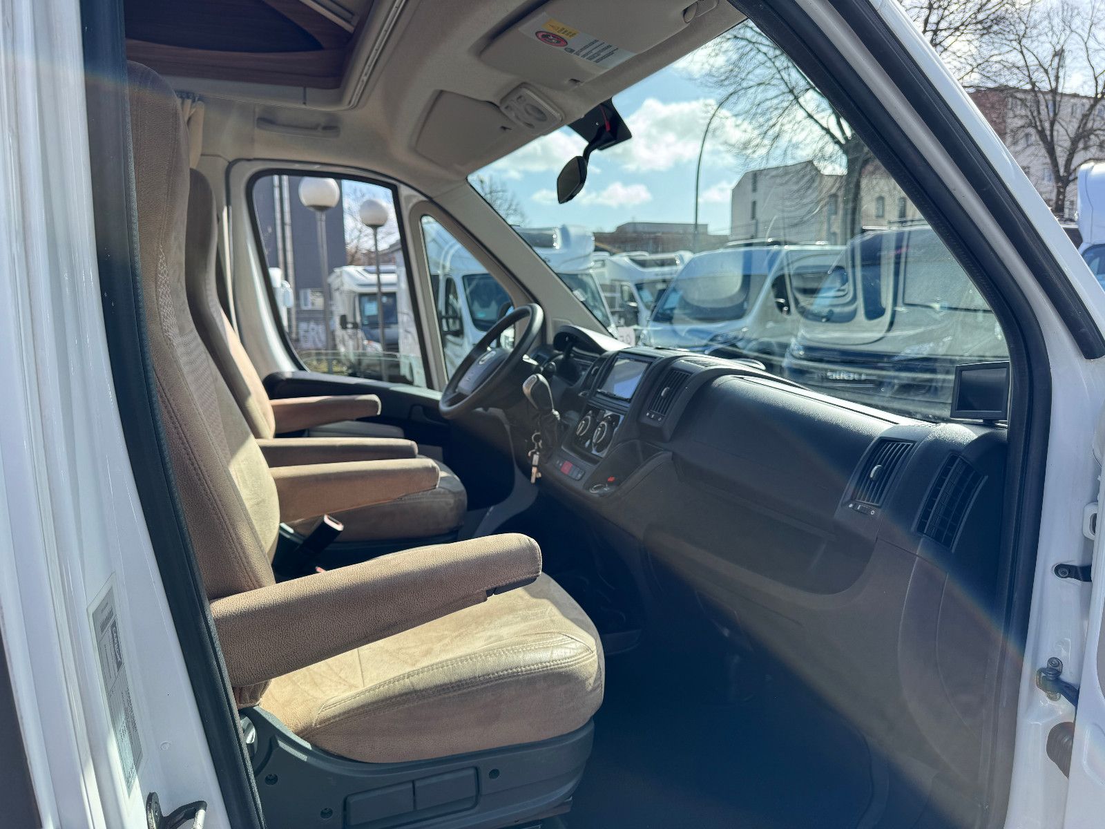 Fahrzeugabbildung Carado T 334 FIAT DUCATO AUTOMATIK SOLAR TV SAT AHK CAM