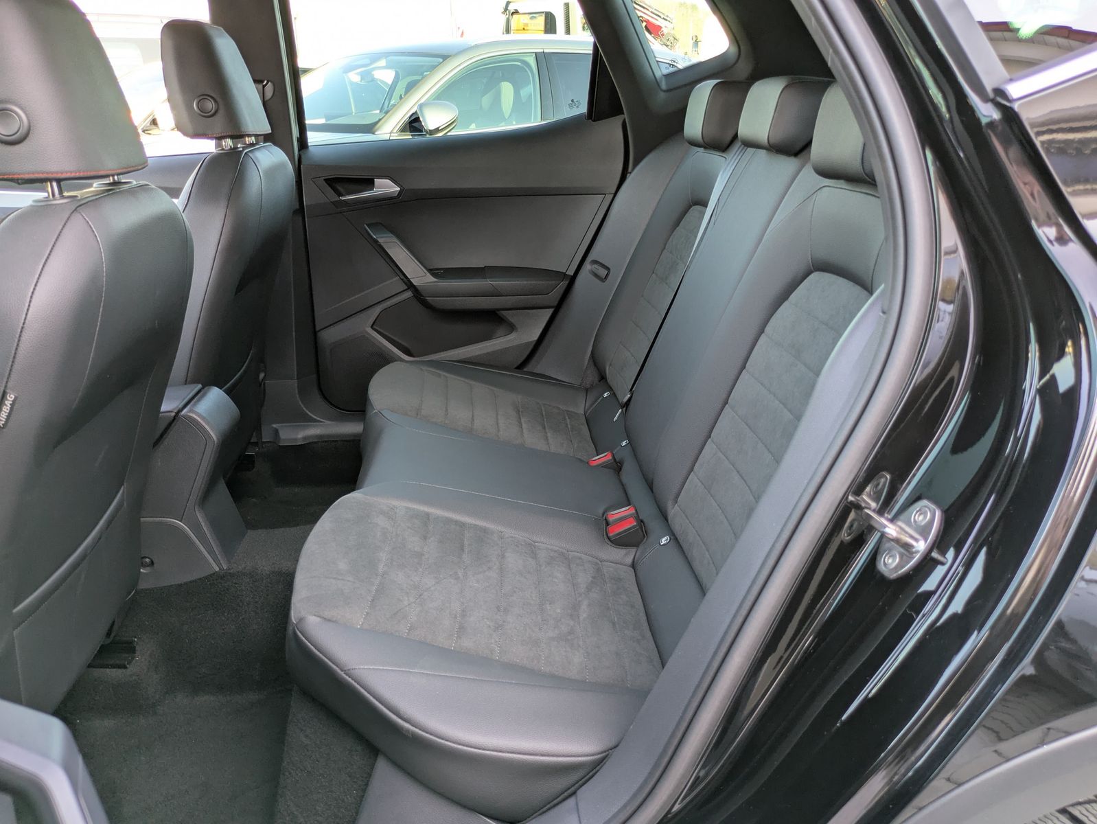 Fahrzeugabbildung SEAT Arona 1.5 TSI FR DSG AHK*ACC*LED*APP*DAB*KAMERA