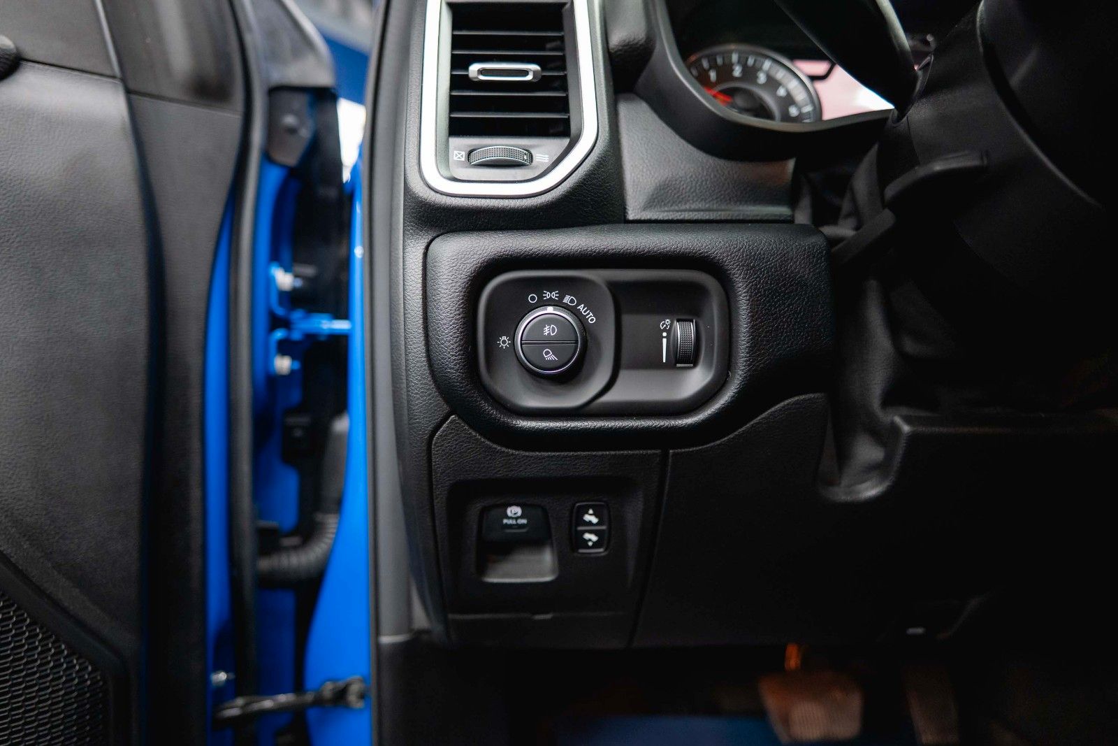 Fahrzeugabbildung Dodge RAM 5.7 V8 HEMI 4x4 LIMITED Blue Edition Offroad