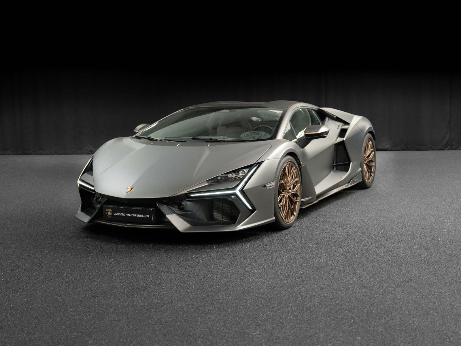 LAMBORGHINI Revuelto