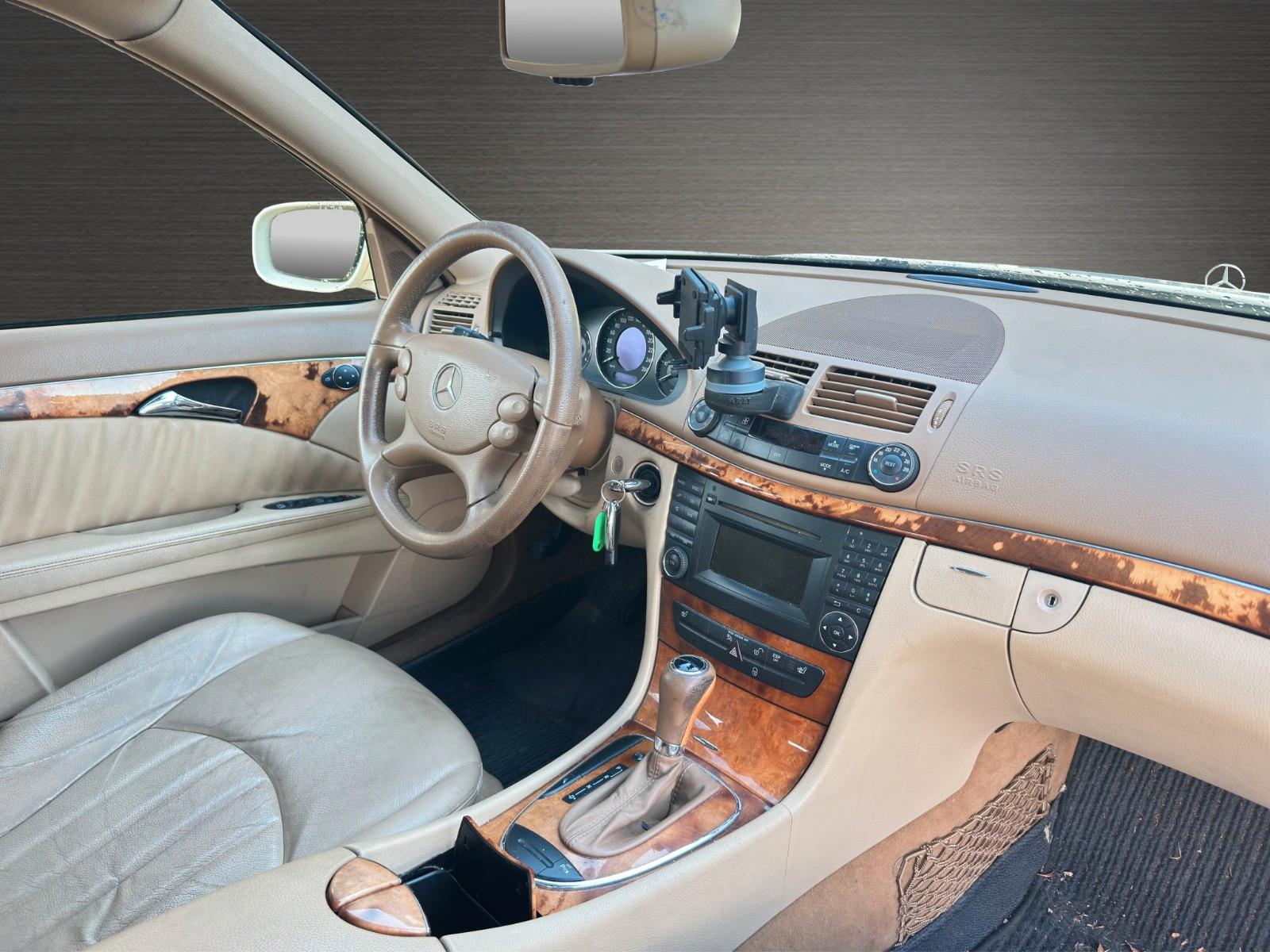 Mercedes-Benz E200 2008 — photo 17