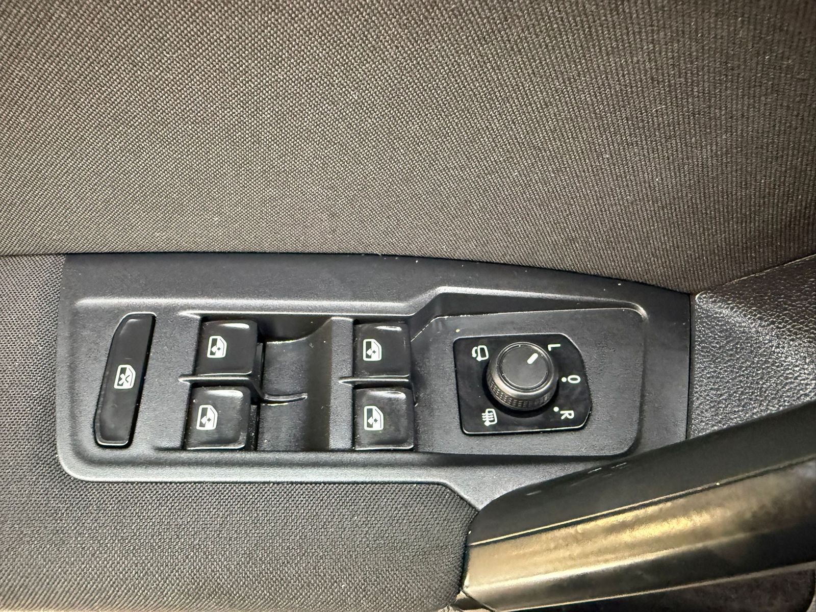 Fahrzeugabbildung Volkswagen Tiguan 2.0d DSG Comf 4Mot >NAVI+SHZ+PDC+LM+AHK+