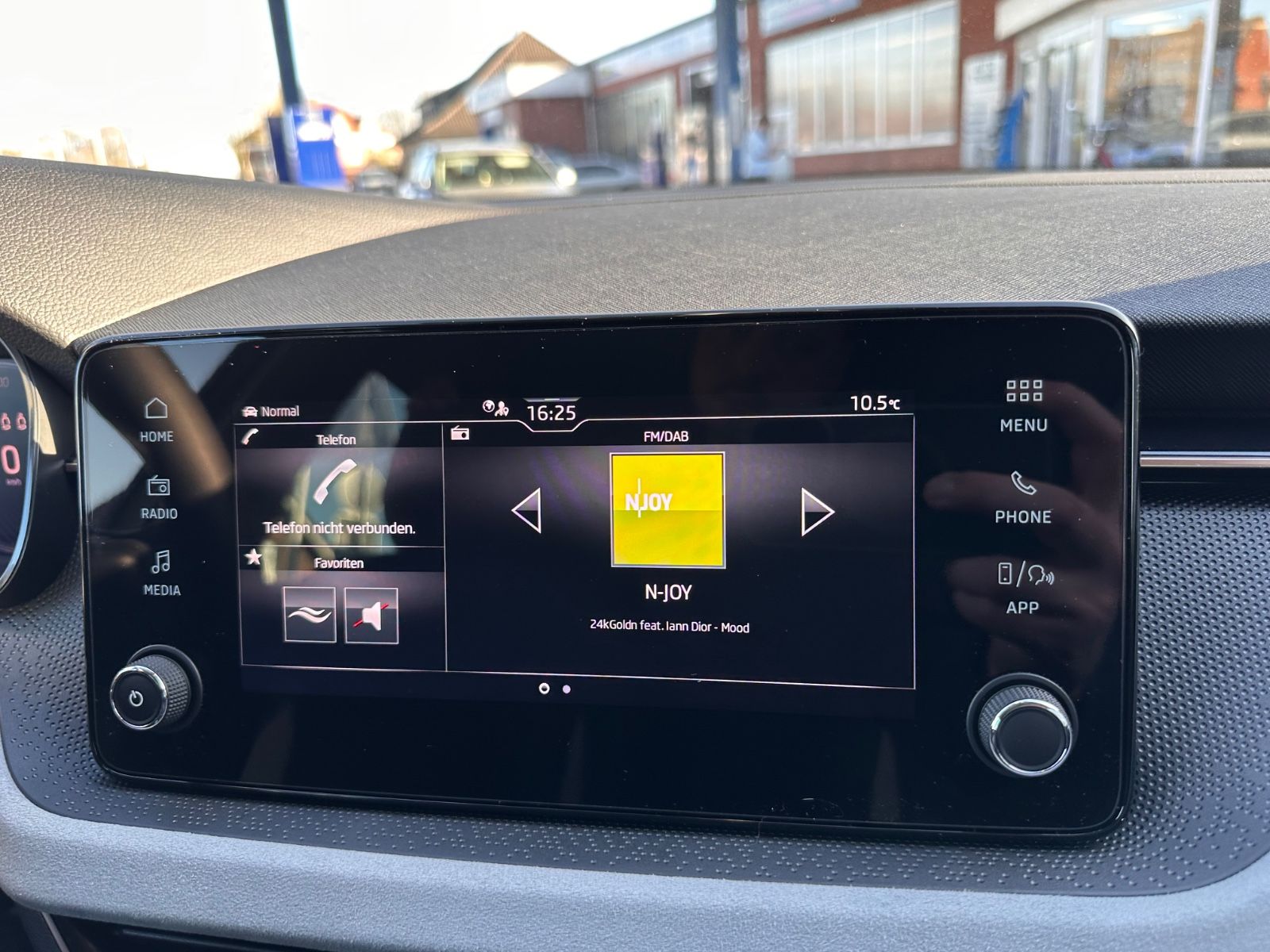 Fahrzeugabbildung SKODA Kamiq Selection 1.0 TSI DSG ACC/LED/PDC/eHeck