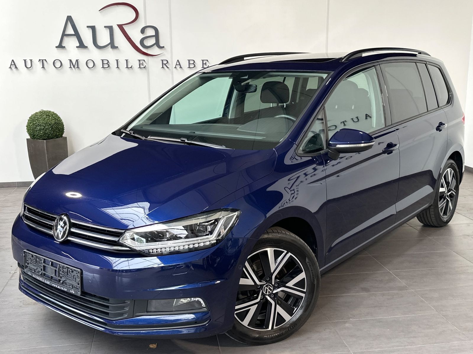 Fahrzeugabbildung Volkswagen Touran 7-Sitzer NAV+LED+ACC+KAMERA+PANO+STANDHZG