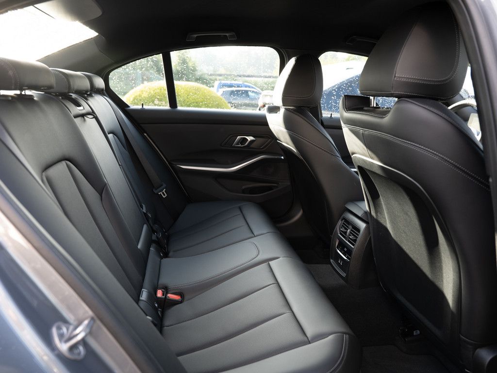 BMW 318i M-Sport FACEL. LED NAVI KAMERA SHZ PDC foto 9