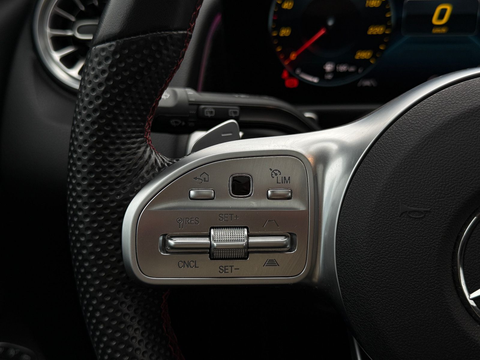 Fahrzeugabbildung Mercedes-Benz GLB 220d 4Matic AMG ACC AHK Kamera Ambiente Pano