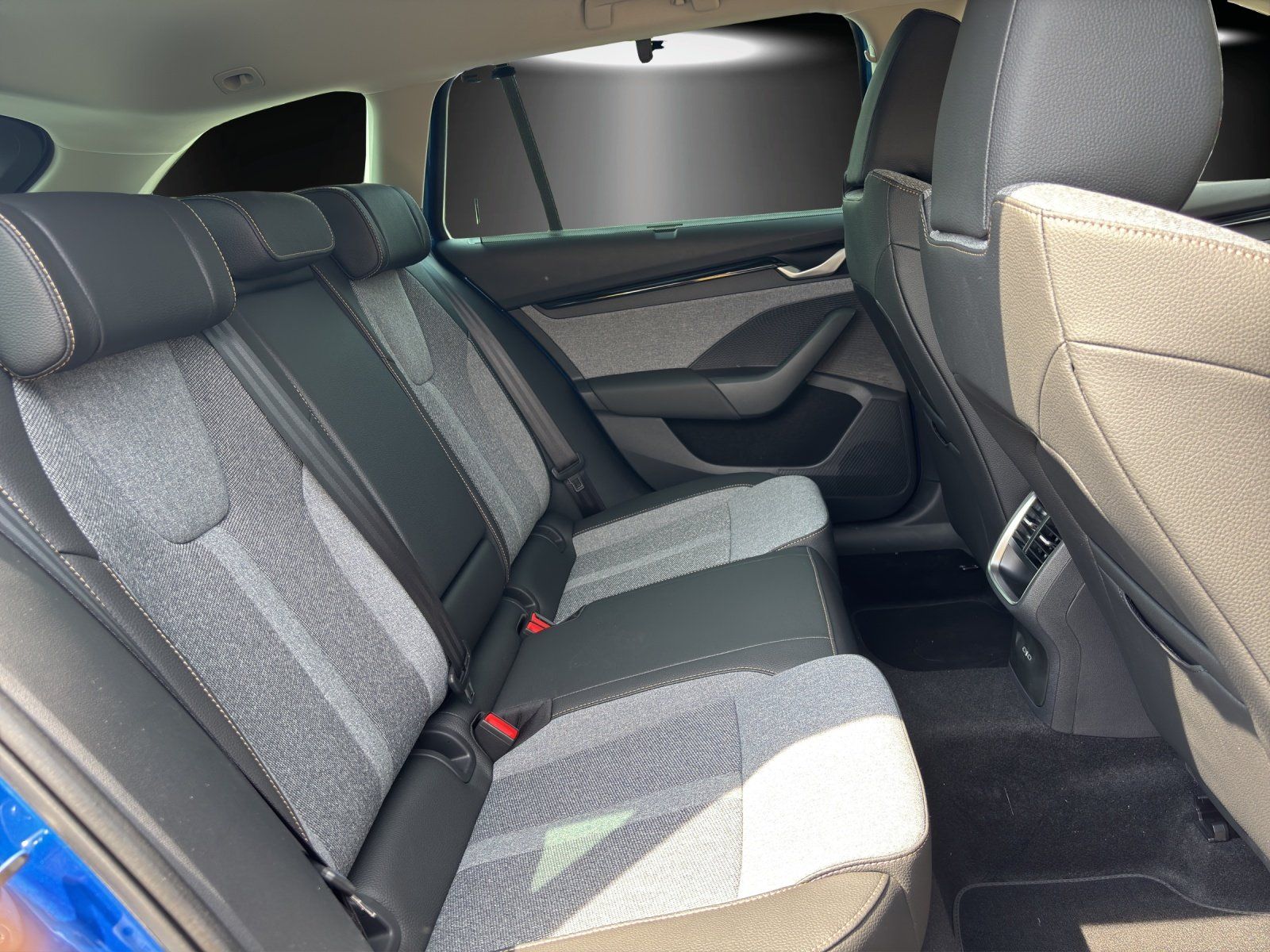 Fahrzeugabbildung SKODA Octavia Combi Tour 2,0 TDI 110 kW DSG