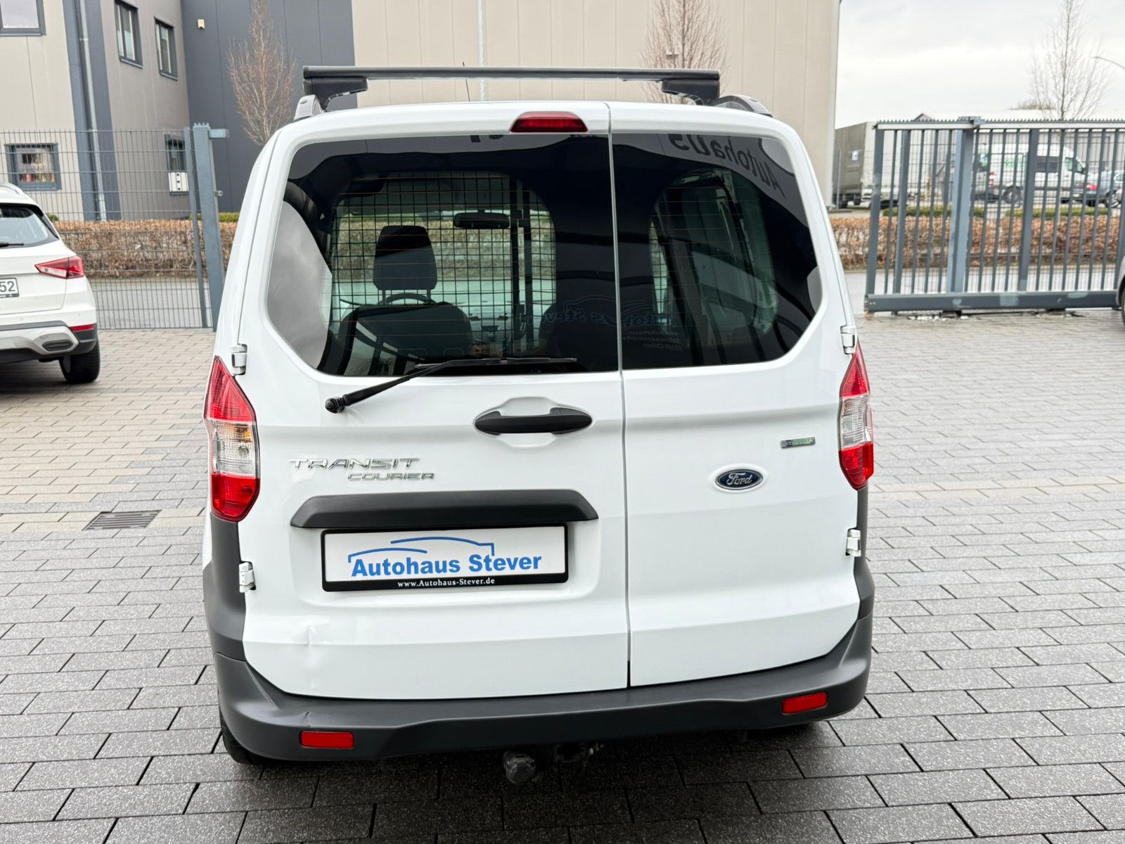 Fahrzeugabbildung Ford Transit Courier Basis AHK ZV SERVO FLÜGELTÜREN