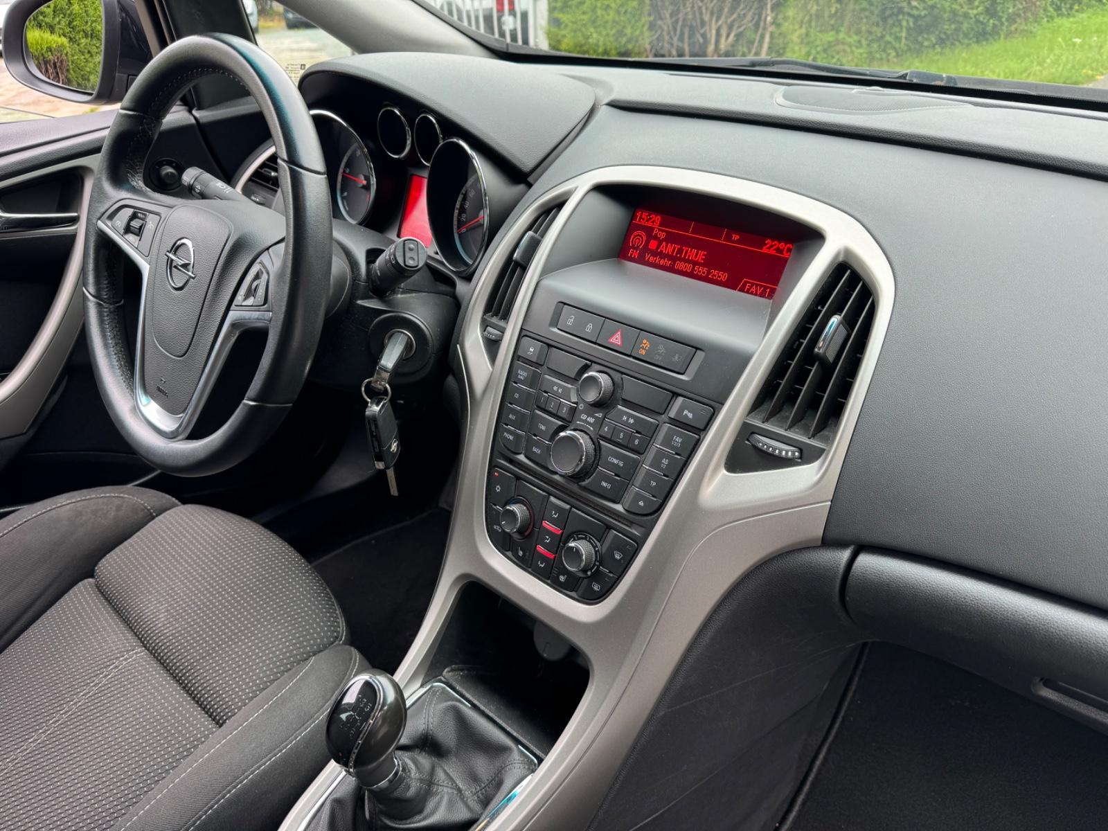 Opel Astra 2011 — photo 17