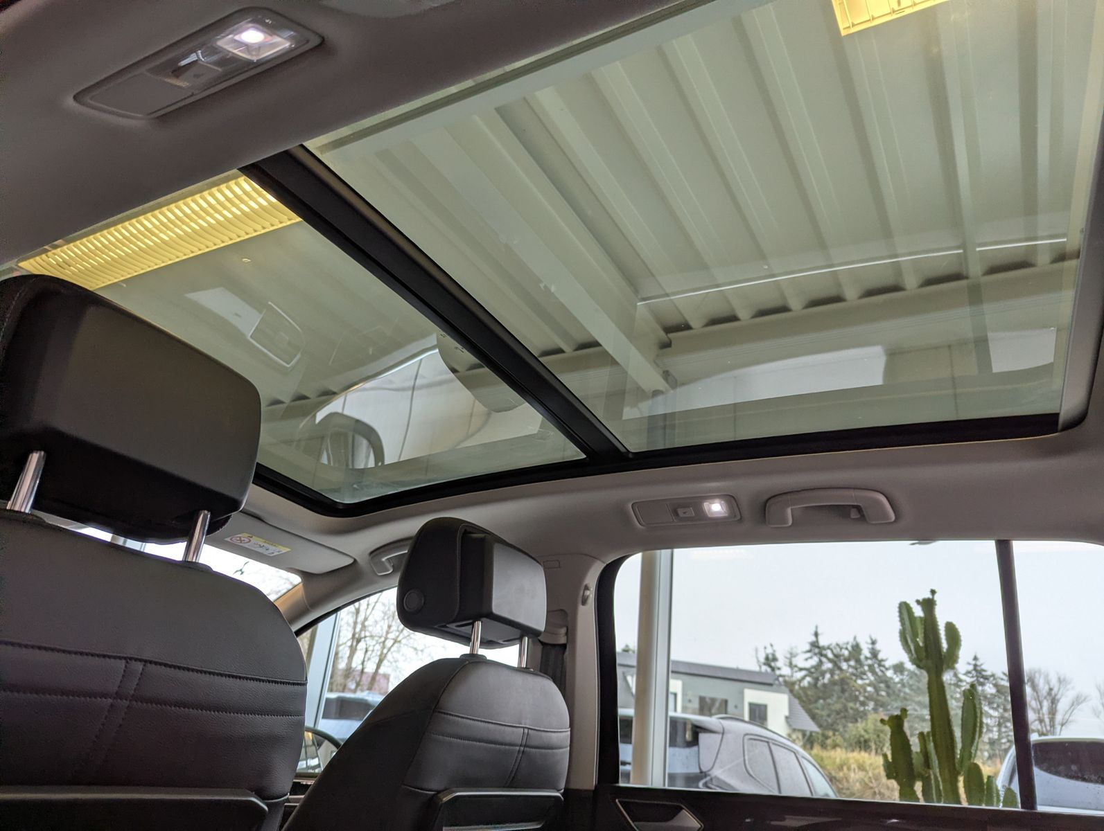 VW Touran 2.0 DSG R-Line High. Pano 7-Si IQ.Dri AHK - Image 16