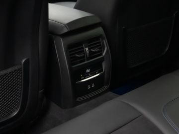 Fahrzeugabbildung BMW 330e Tour M Sport Komfortzugang Kamera 18"M LMR