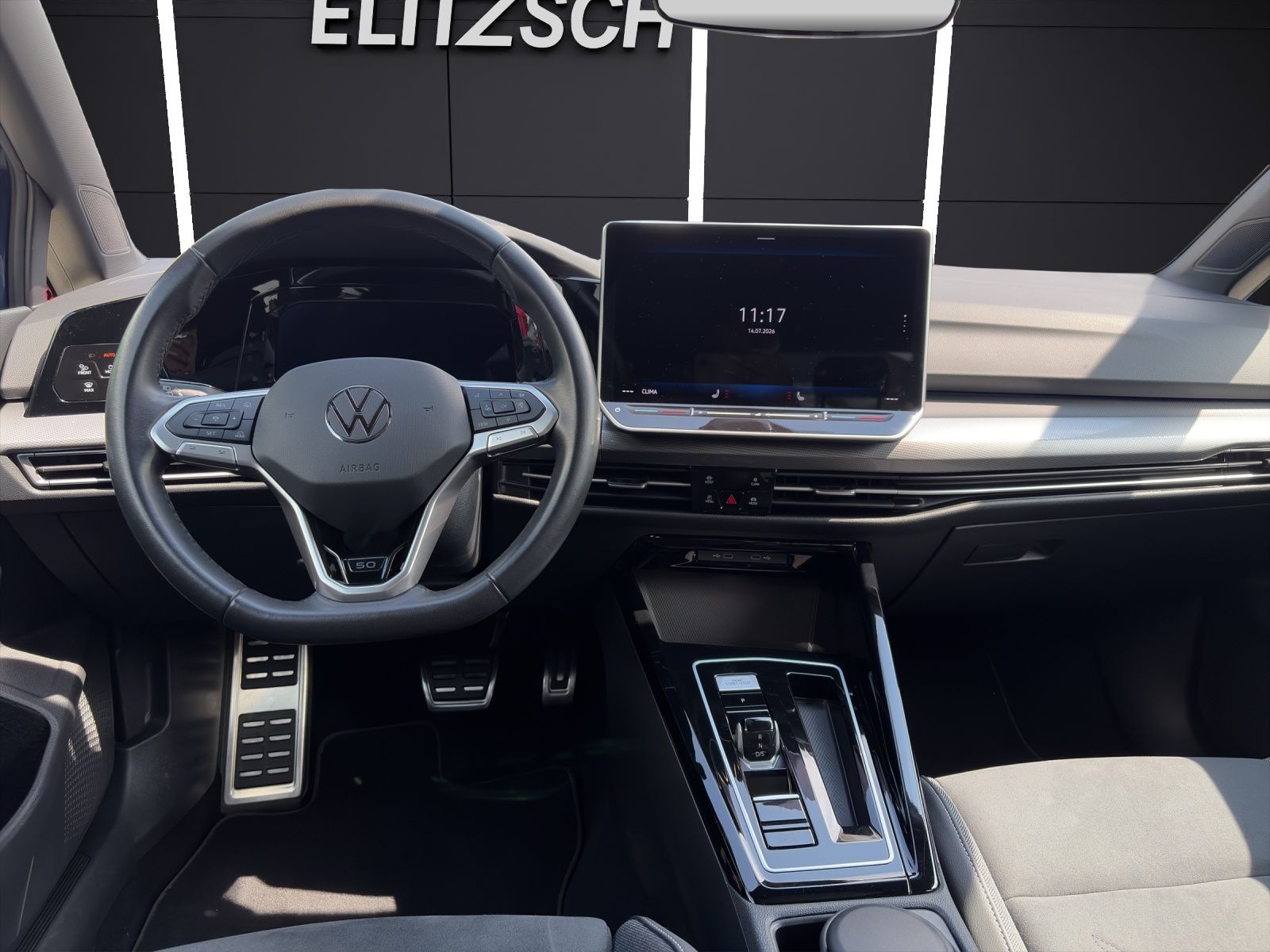 Fahrzeugabbildung Volkswagen Golf VIII EDITION 50 Matrix Navi ACC AHK PANO HU