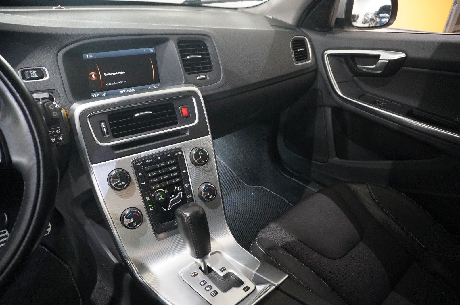 Fahrzeugabbildung Volvo V60 Kombi D4 R-DESIGN NAVI/LED/SHZPDC/AHK