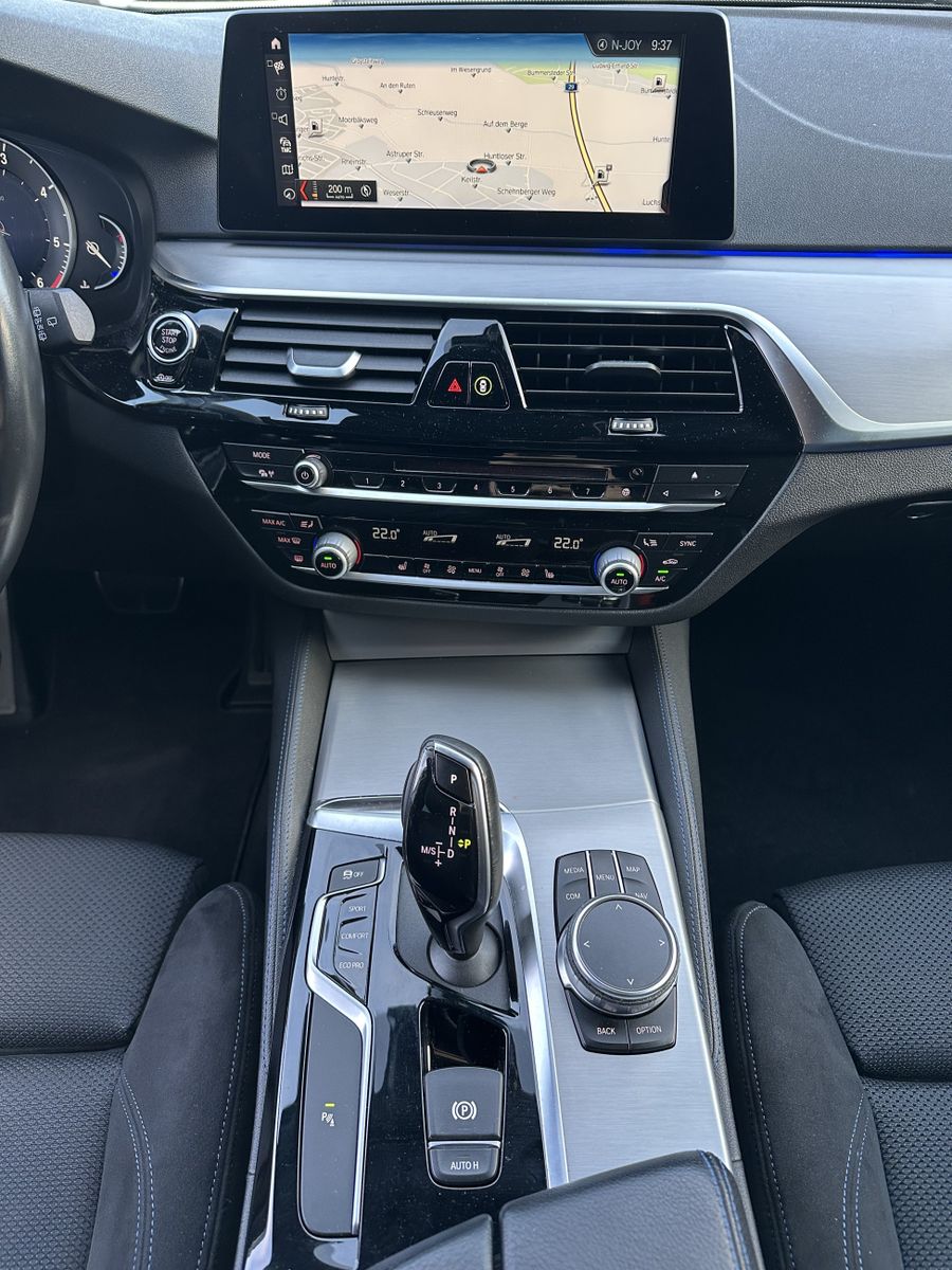 Fahrzeugabbildung BMW 520d Touring xDrive M-Sport NAV+LED+ACC+H&K+18ZO