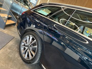 Mercedes-Benz E 350 *BURMESTER*KEYLES*PANO*AHK*ACC*StandHZ*