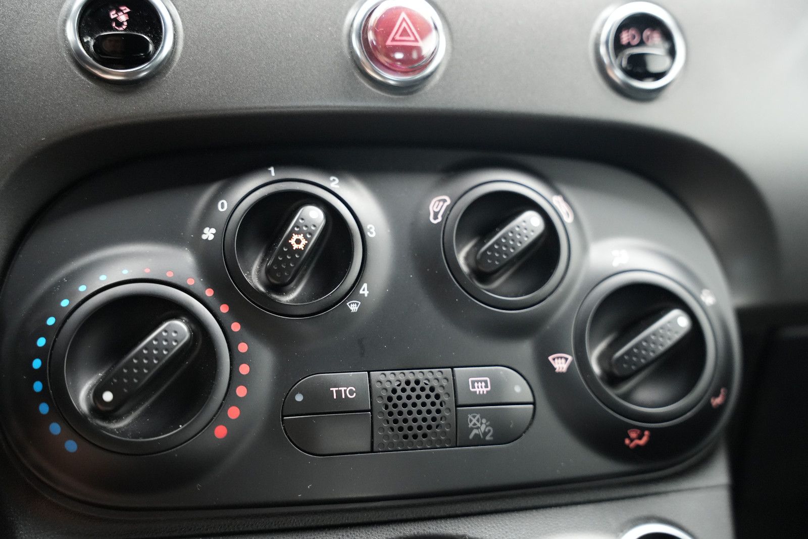 Fahrzeugabbildung Fiat Abarth 500 595 *BeatsAudio*SportsitzeAbarth*PDC*