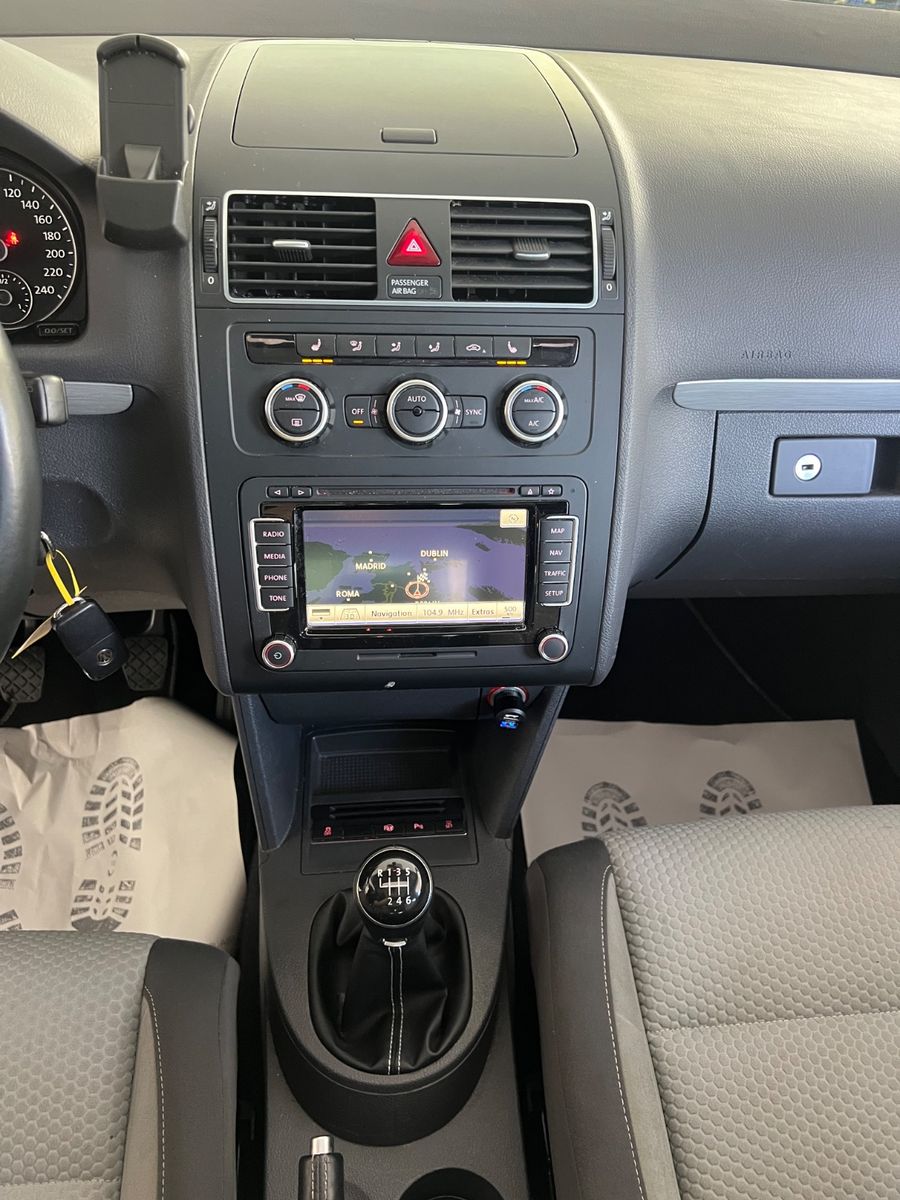 Fahrzeugabbildung Volkswagen Touran 1.4TSI CrossTouran * 7.Sitzer*PANO*KAMERA