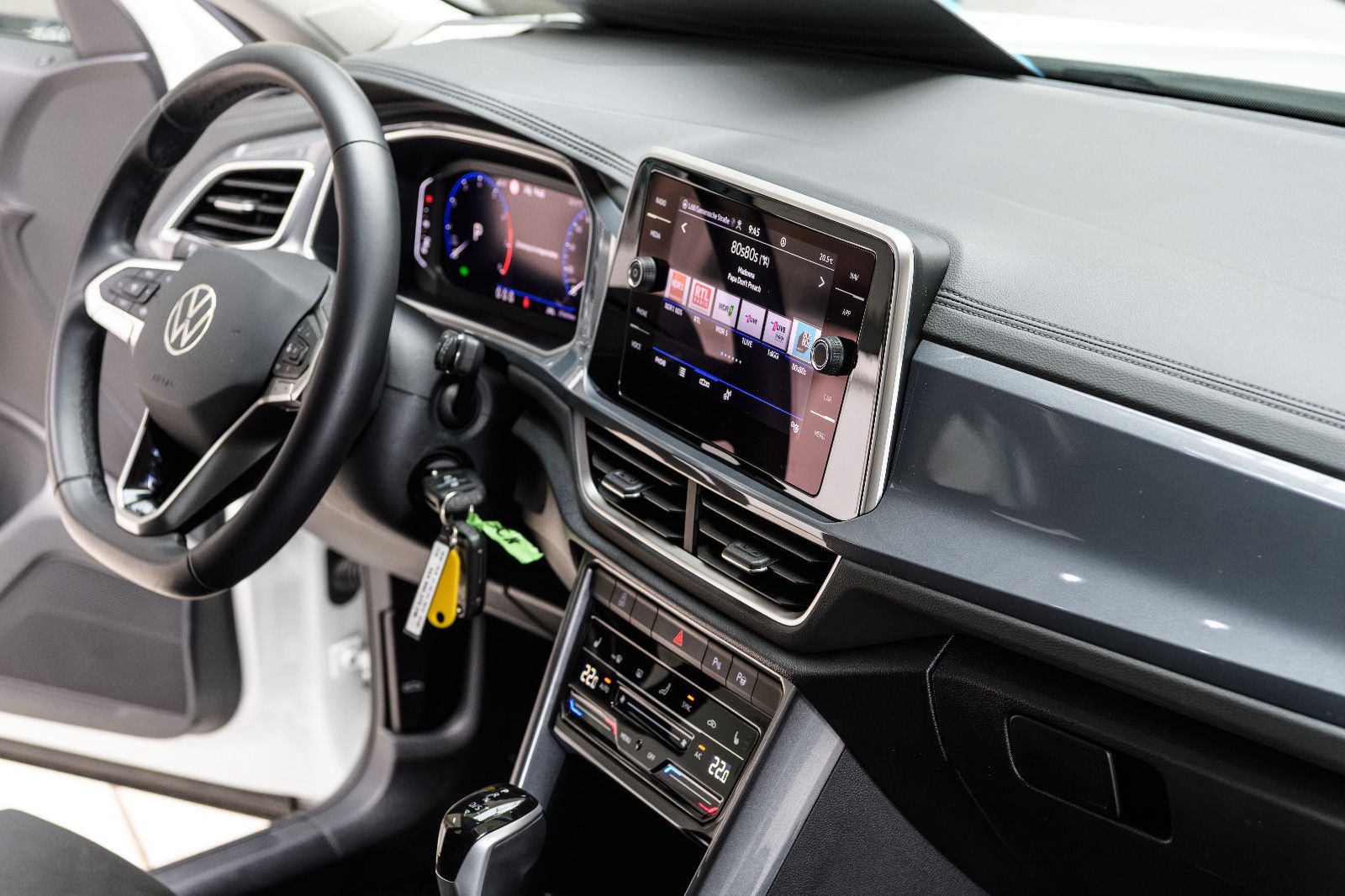 Fahrzeugabbildung Volkswagen T-Roc Style 1.5 TSI DSG LED+AHK+NAVI+ACC+APP+SHZ