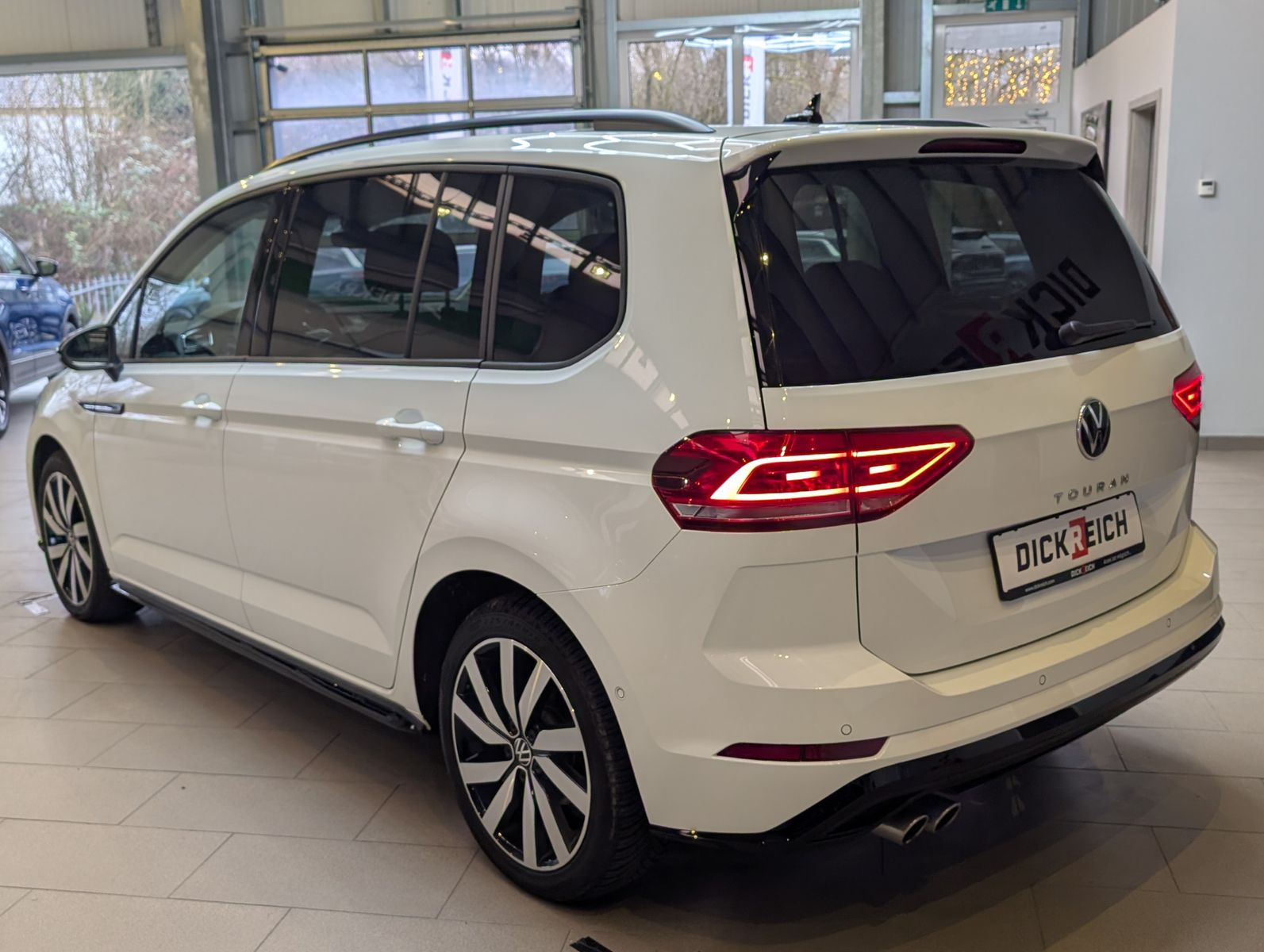 Fahrzeugabbildung Volkswagen Touran 2.0 DSG R-Line High. Pano 7-Si IQ.Dri AHK