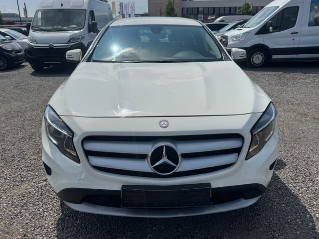MERCEDES-BENZ GLA 180 / Euro 6 / NAVI / TÜV NEU / Service NEU