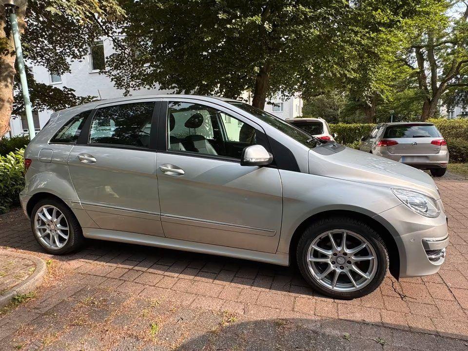 Mercedes-Benz B 180