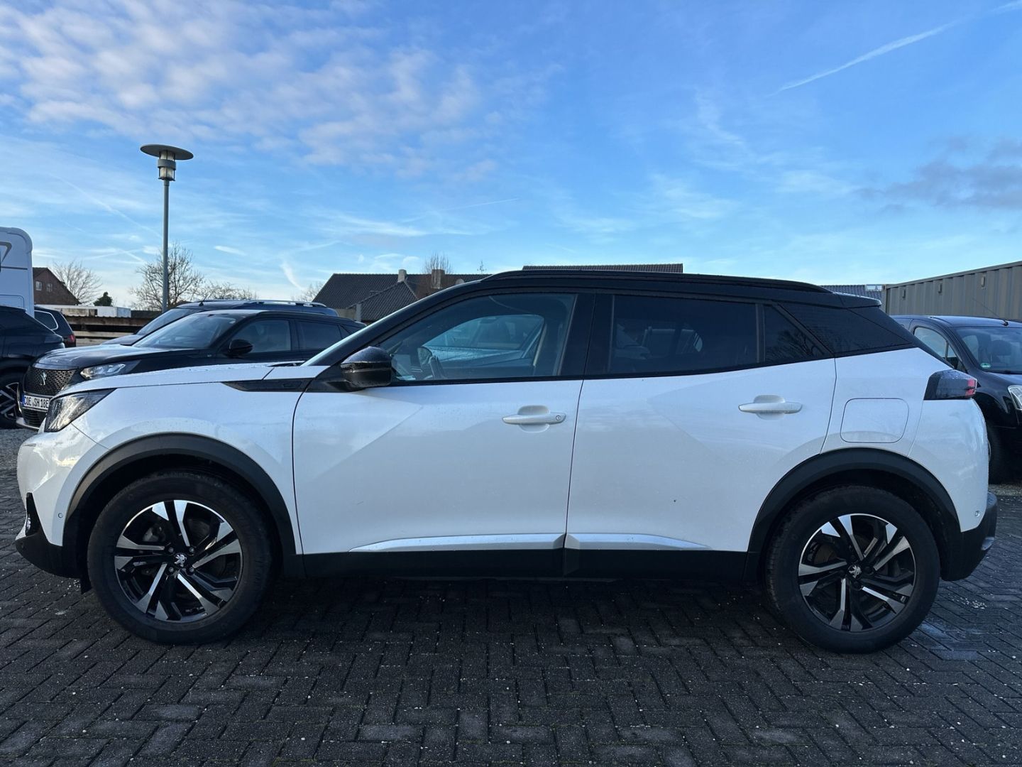 Fahrzeugabbildung Peugeot 2008 GT Elektro 136 Sportpaket El. Panodach Navi