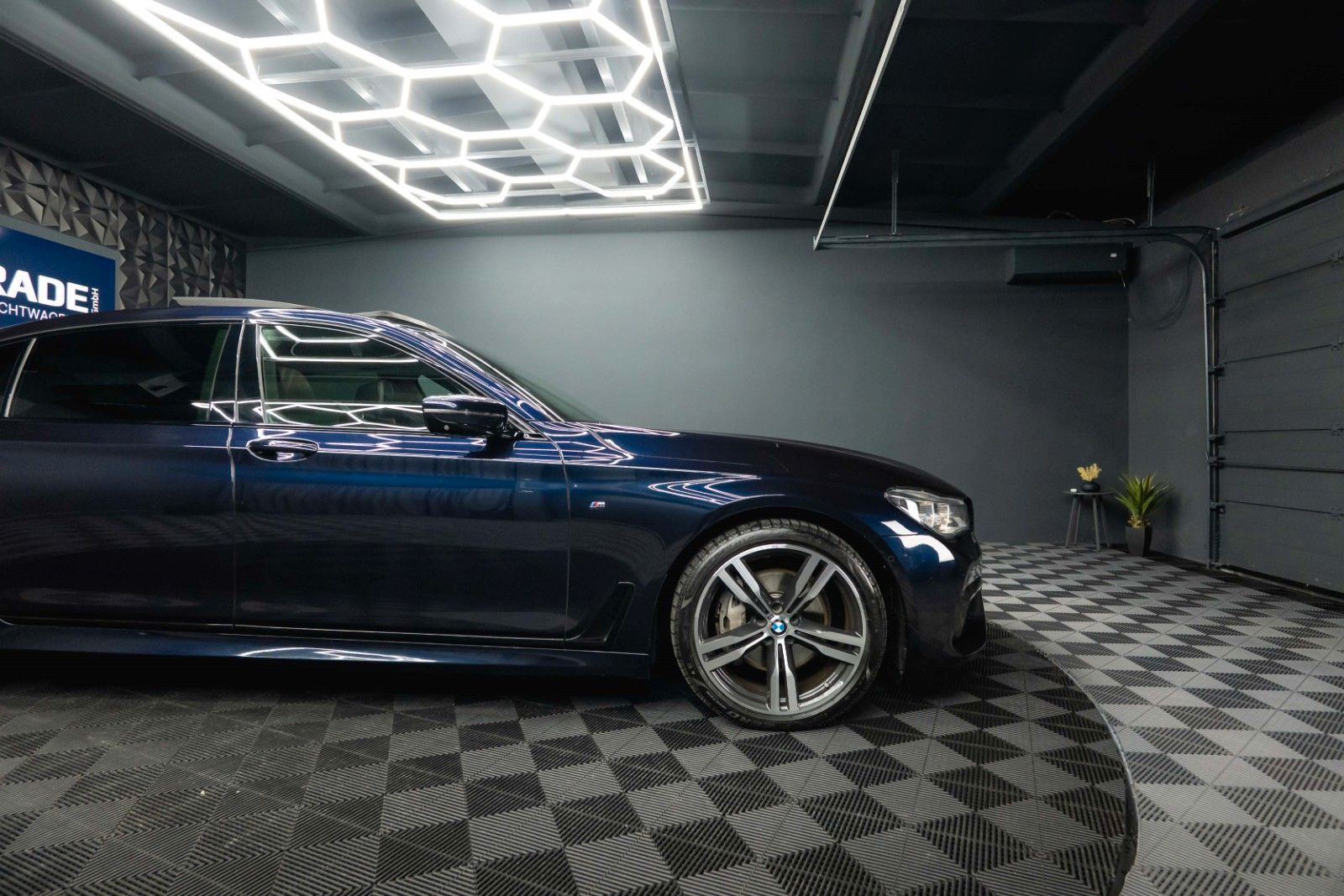 Fahrzeugabbildung BMW 730d L xDrive M Sport Shadow | 100% Option | 19%