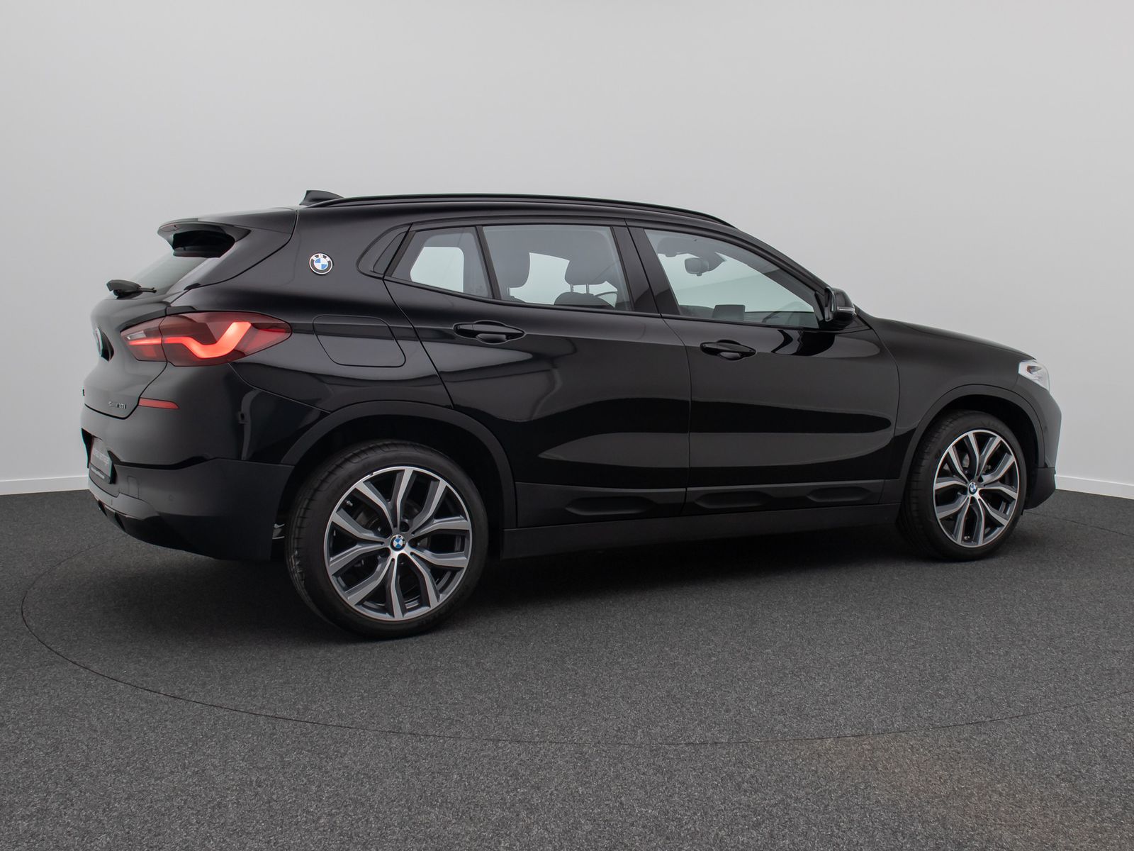 Fahrzeugabbildung BMW X2 sD18i Alarm HUD DAB Kamera HiFi Sportsitz 19"