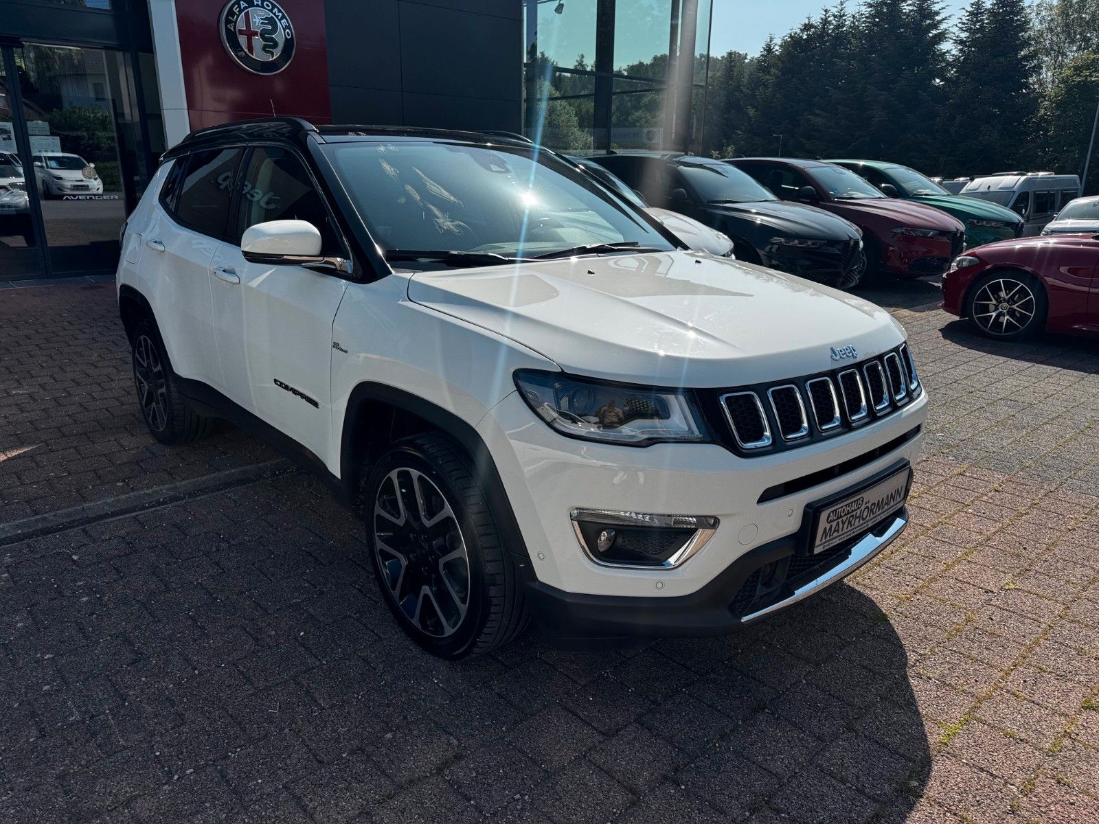 Fahrzeugabbildung Jeep COMPASS LIMITED 4X4 GLASDACH SITZKÜHLUNG DIESEL