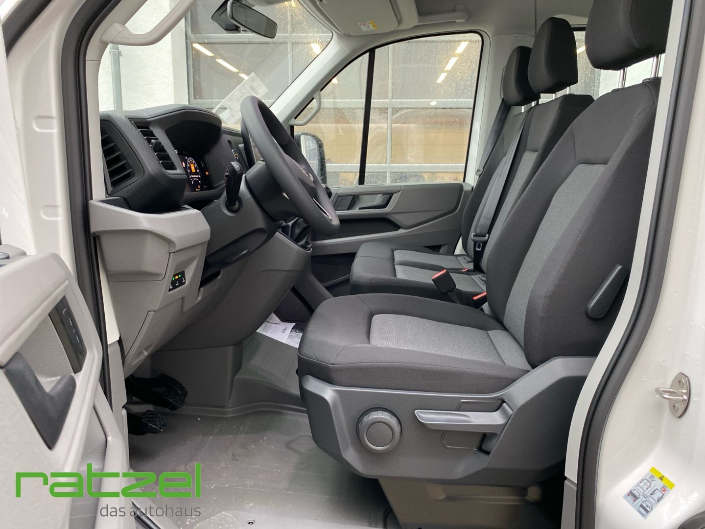 Fahrzeugabbildung Volkswagen Crafter 35 Pritsche DoKa Allwetter+AHK+Klima