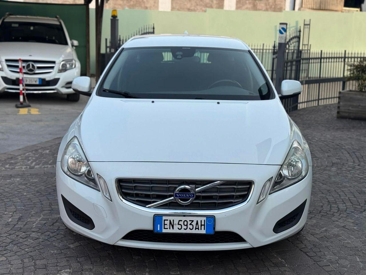 Volvo V60 2012 — rear view