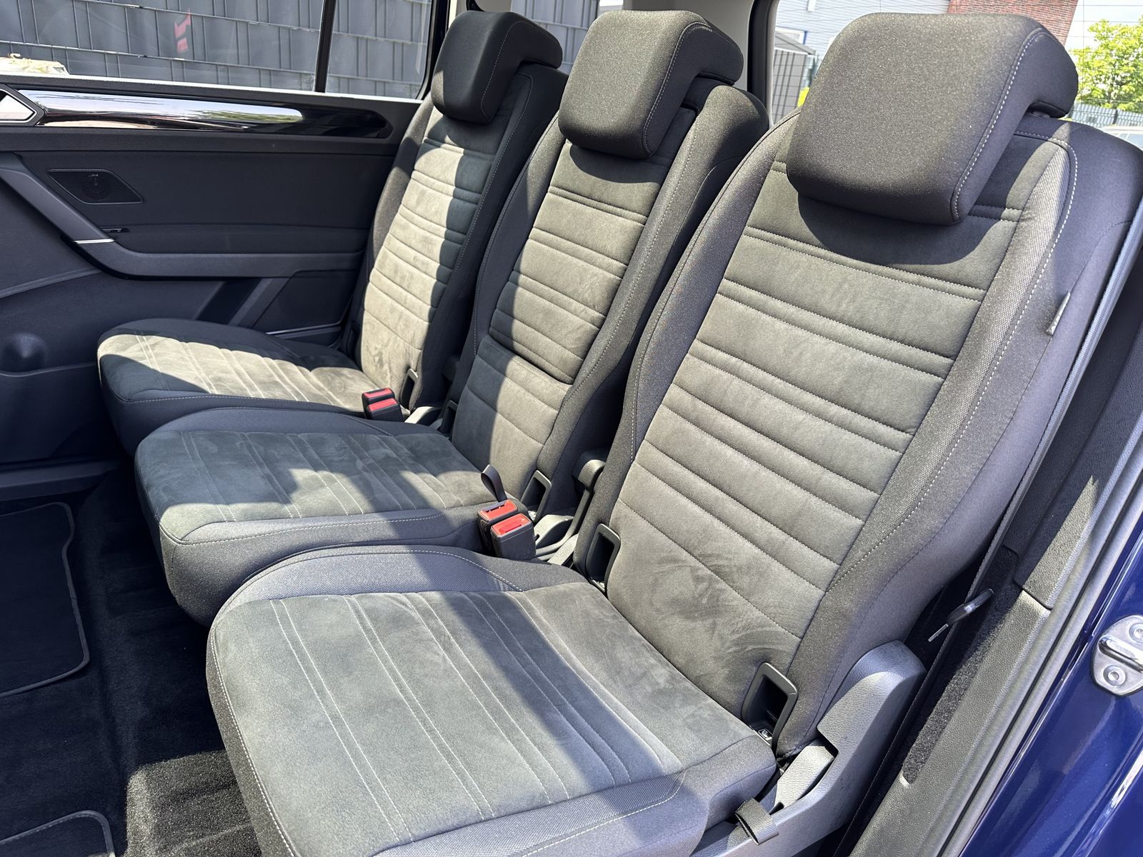 Fahrzeugabbildung Volkswagen Touran 2.0 TDI DSG Highline NAV+LED+ACC+PANORAMA