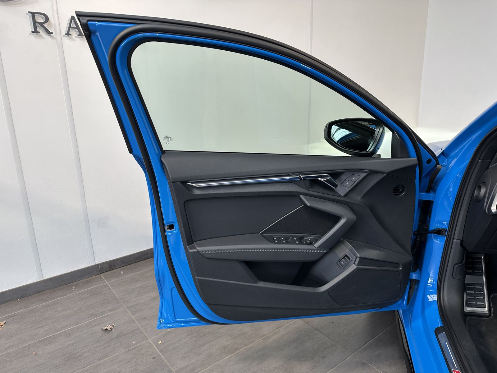 Fahrzeugabbildung Audi A3 SpB 35 TFSI S-Line Black NAV+LED+AHK+VCOCKPIT