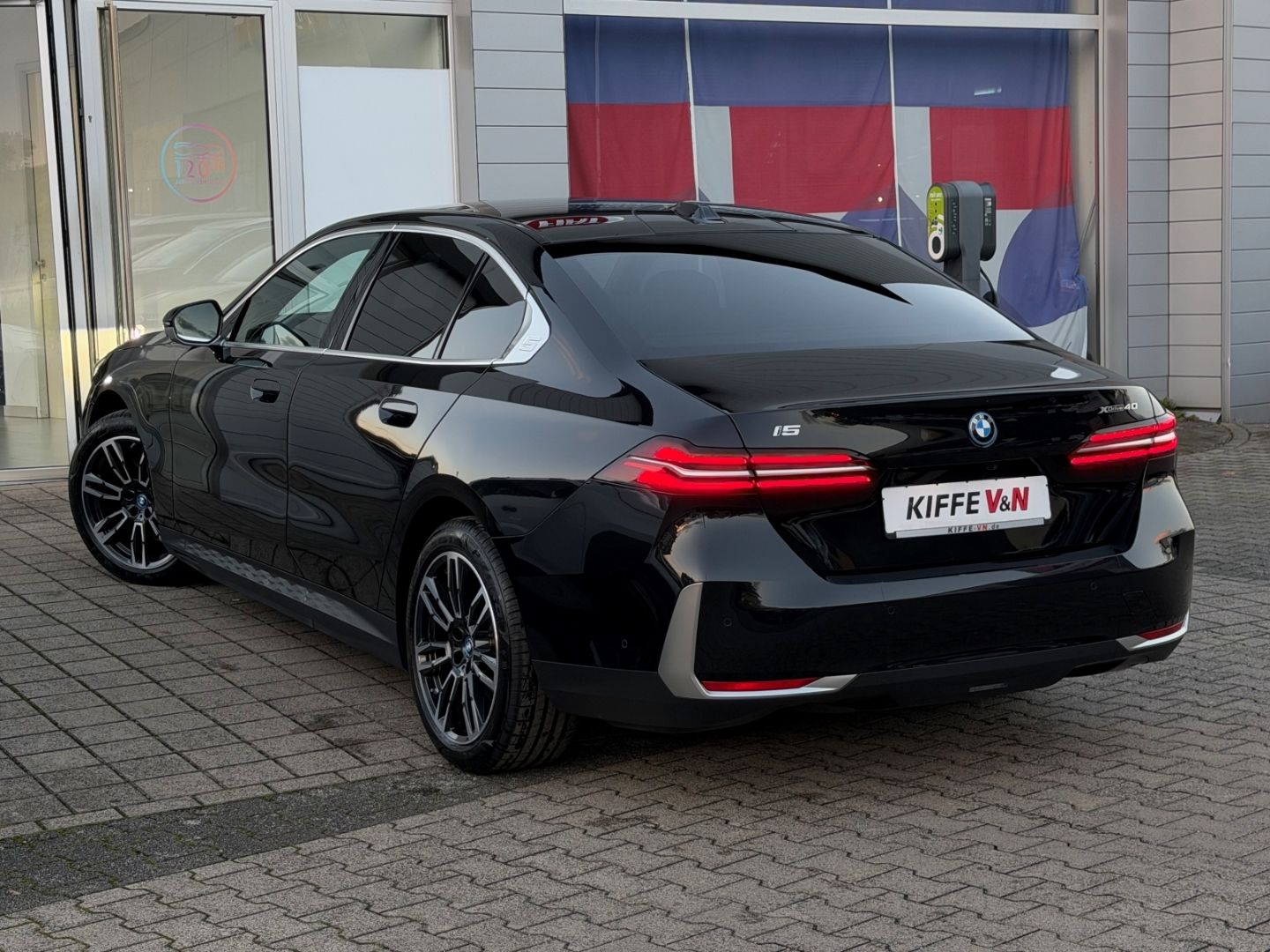 BMW i5 xDrive40 ICONIC PANO DA-PRO 360 B&W KLIMASITZ imagem 2