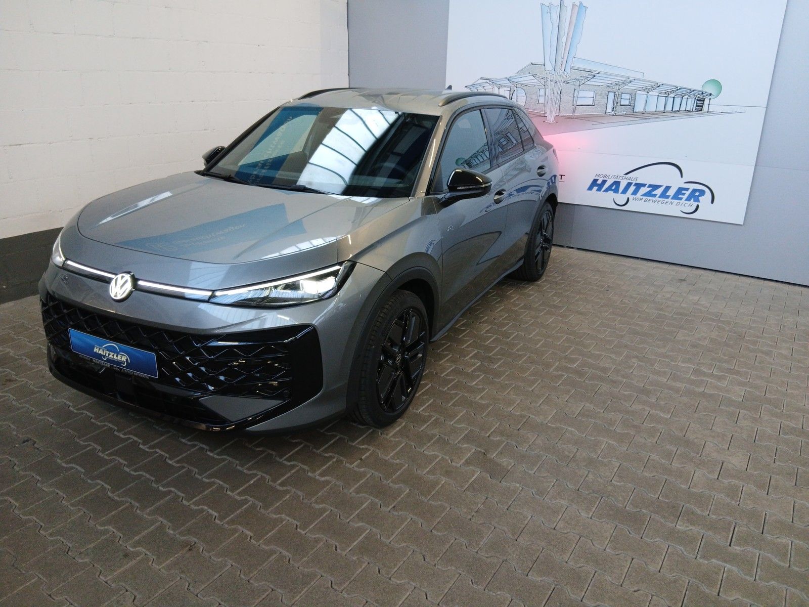 Fahrzeugabbildung Volkswagen T-Roc  R-Line 1.5 eTSI DSG + AHK+ LED+Matrix+ACC
