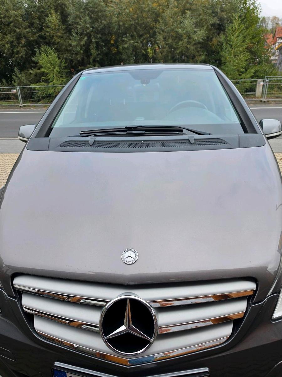 Mercedes-Benz B200 2011 — interior