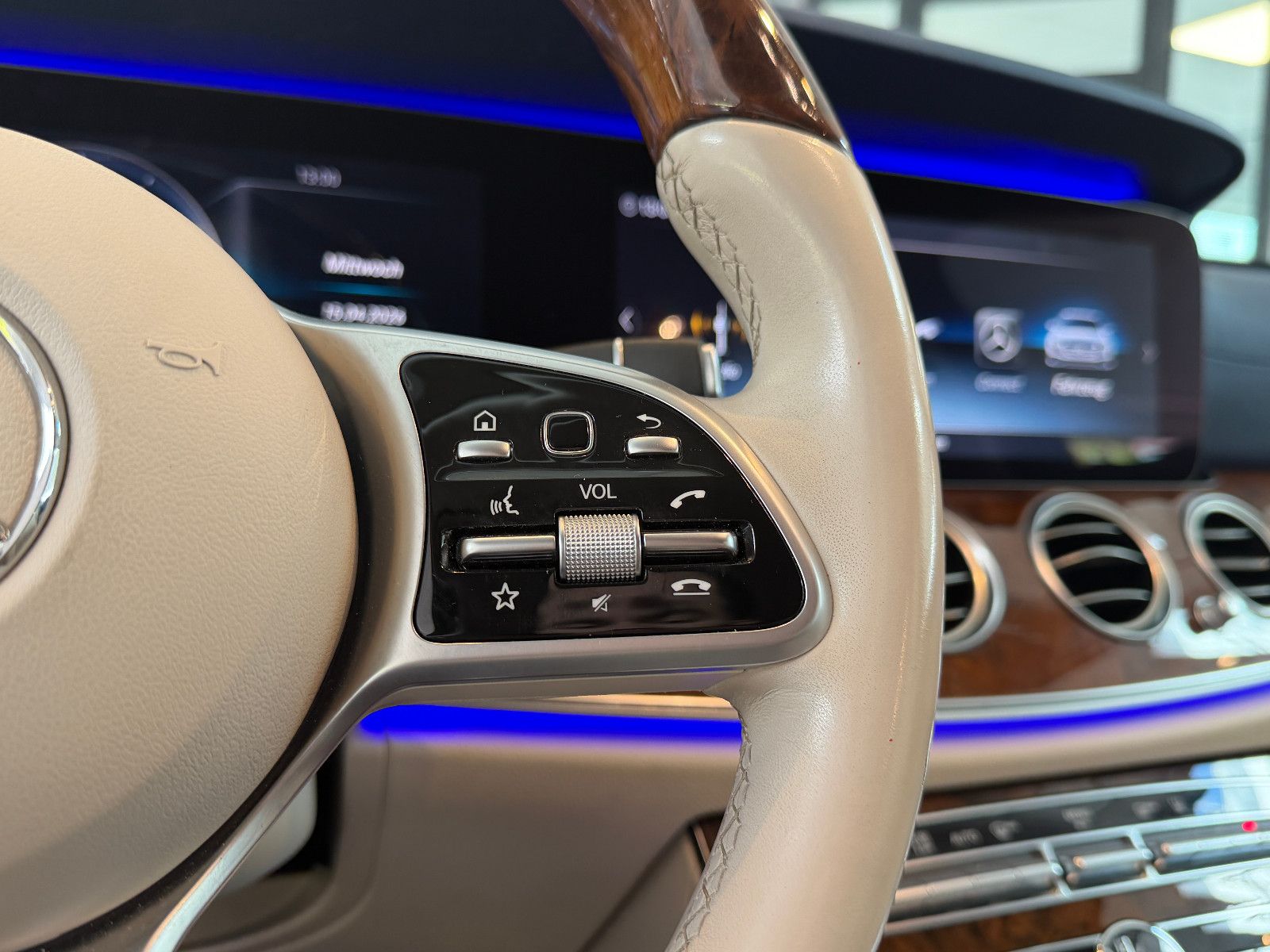 Fahrzeugabbildung Mercedes-Benz E 300 de/AMG/HEAD-UP/VIRTUAL/AMBIENTE/BURMESTER/