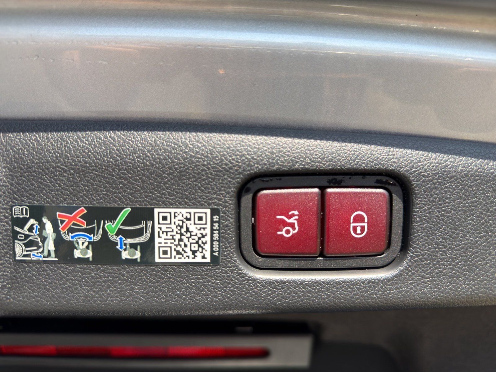 Fahrzeugabbildung Mercedes-Benz E220d AMG Prem HYPER FahrAssi HAL Sitzklim AIRMA