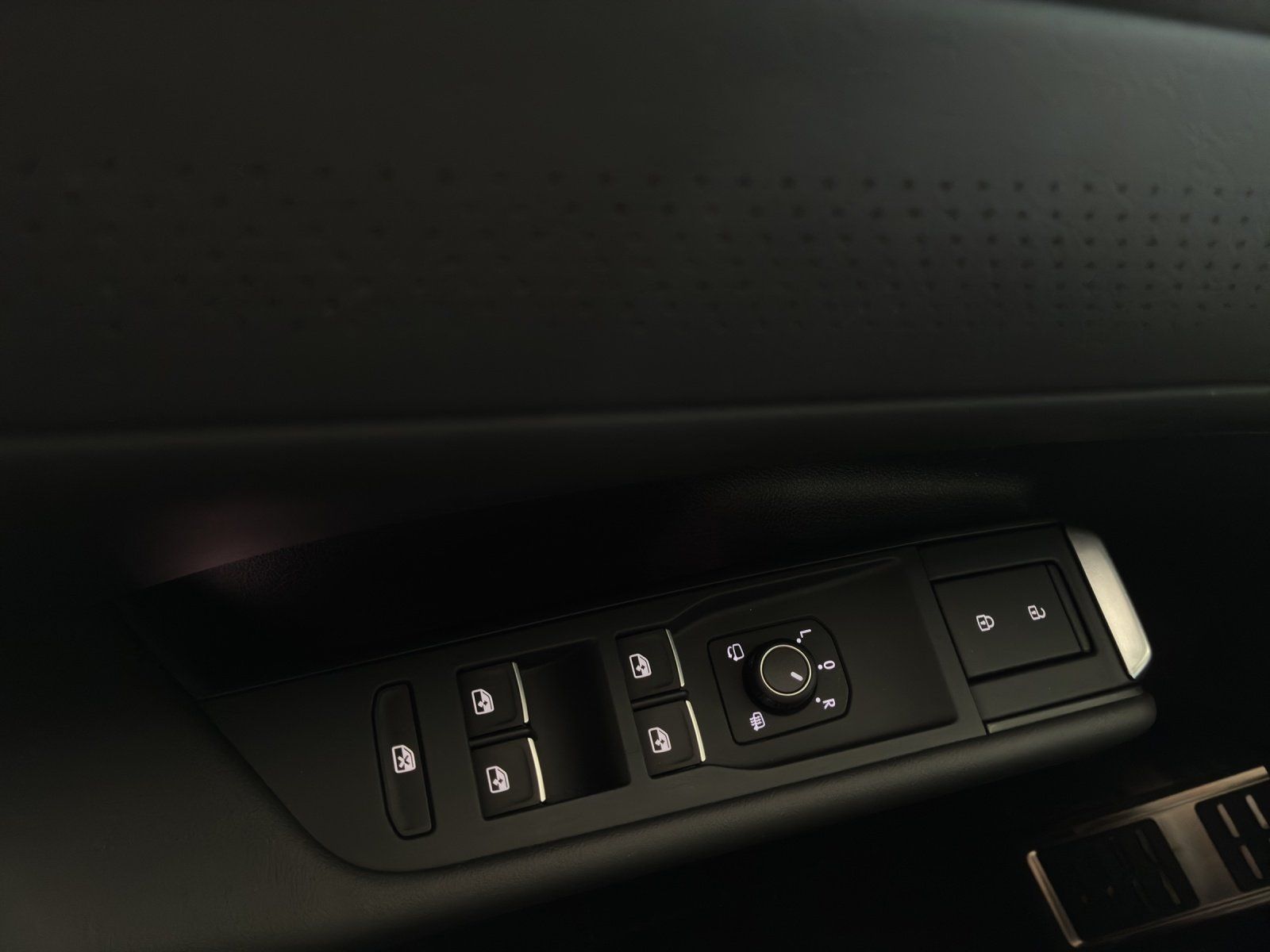 Fahrzeugabbildung Volkswagen T-Roc 1.5 eTSI W R-Line 360,HUD,Kamera,LED,Navi