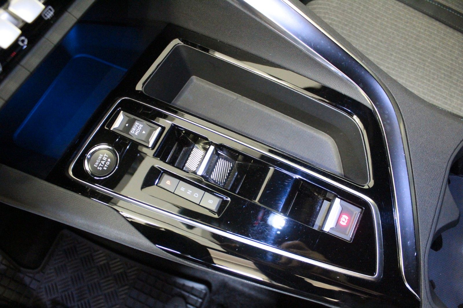 Fahrzeugabbildung Peugeot 3008 Plug-In Hybrid 225 e-EAT8 Allure Pack