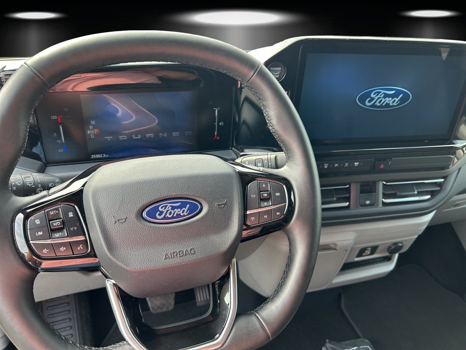 Fahrzeugabbildung Ford Tourneo Custom Titanium 320 L2 EcoBlue Automatik