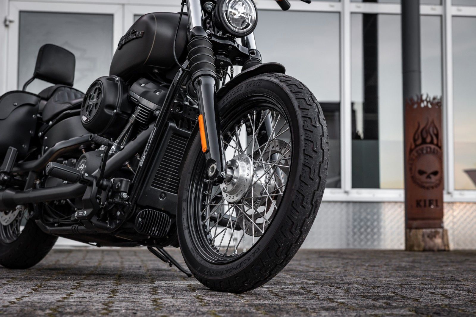 Fahrzeugabbildung Harley-Davidson FXBB STREET Bob Softail - JEKILL&HYDE