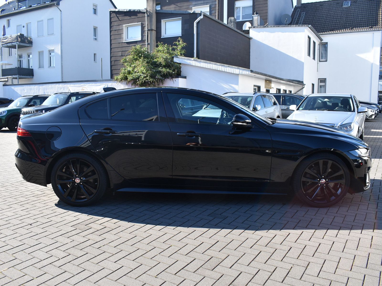 Fahrzeugabbildung Jaguar XE R-Dynamic SE BLACK PAK*LEDER*PANORAMA*KEYLESS