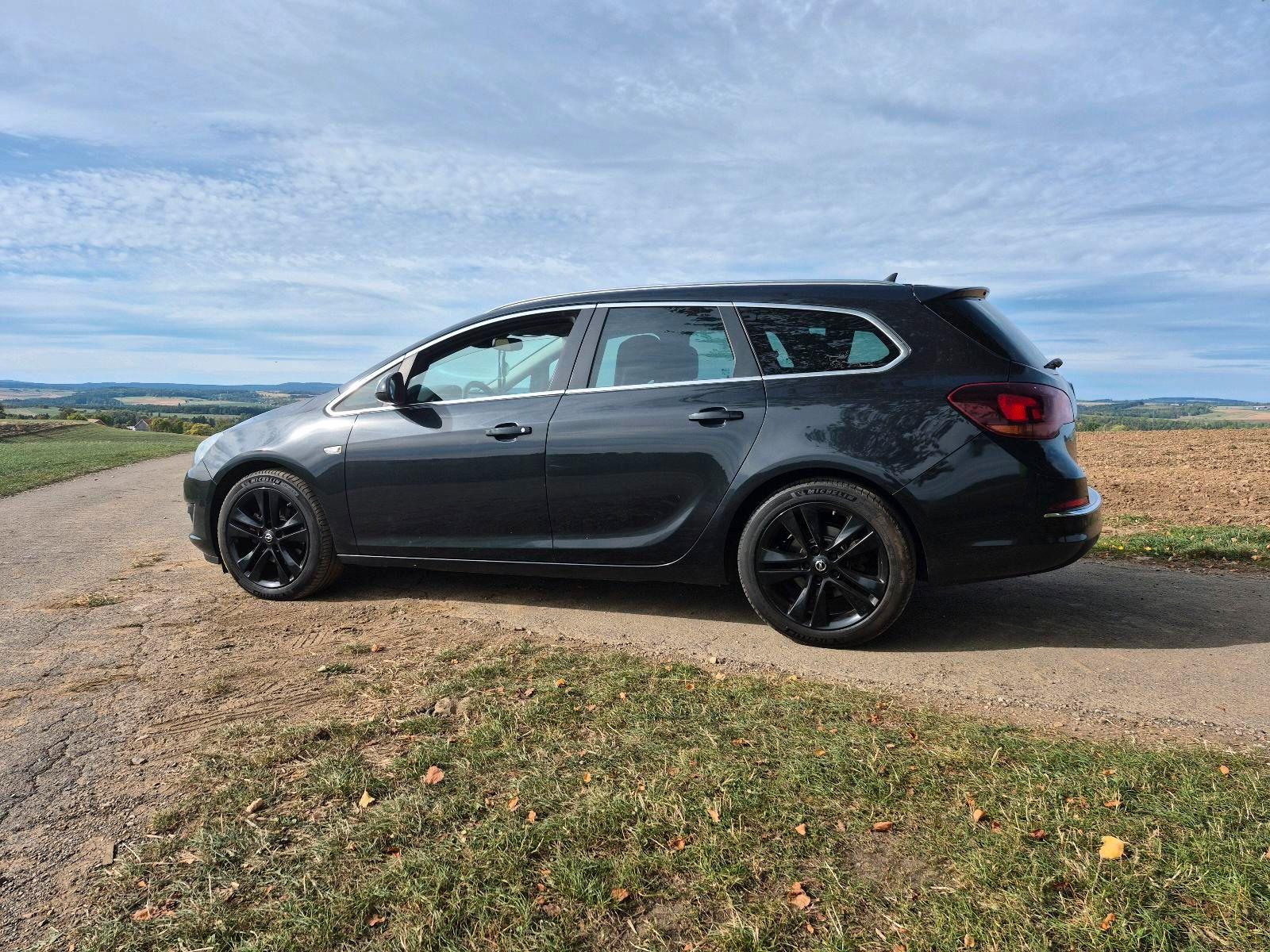 Opel Astra 2014 — interior