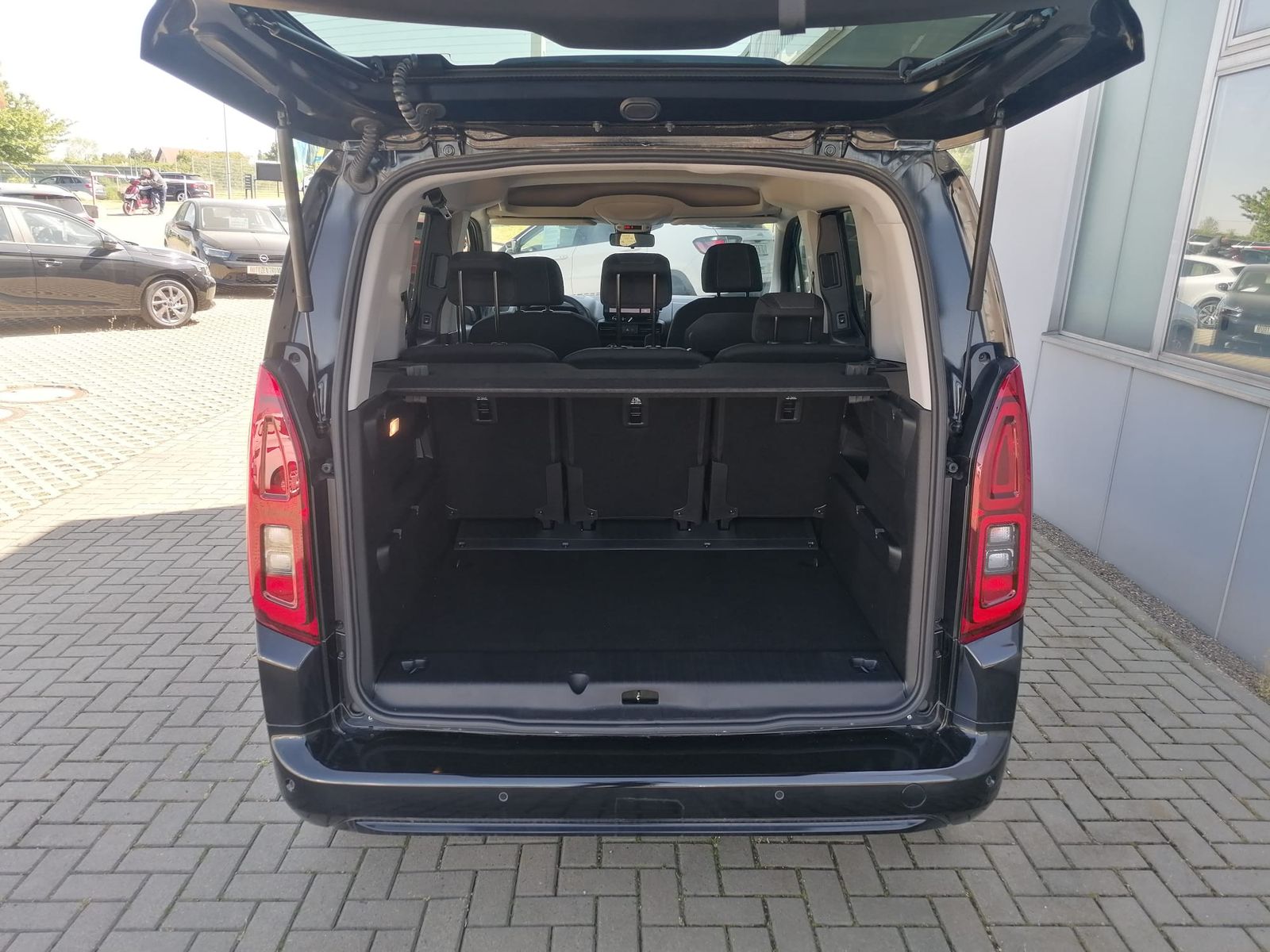 Fahrzeugabbildung Opel Combo 1.5 D PKW MATRIX-LED ALU KAMERA NAVI 10"