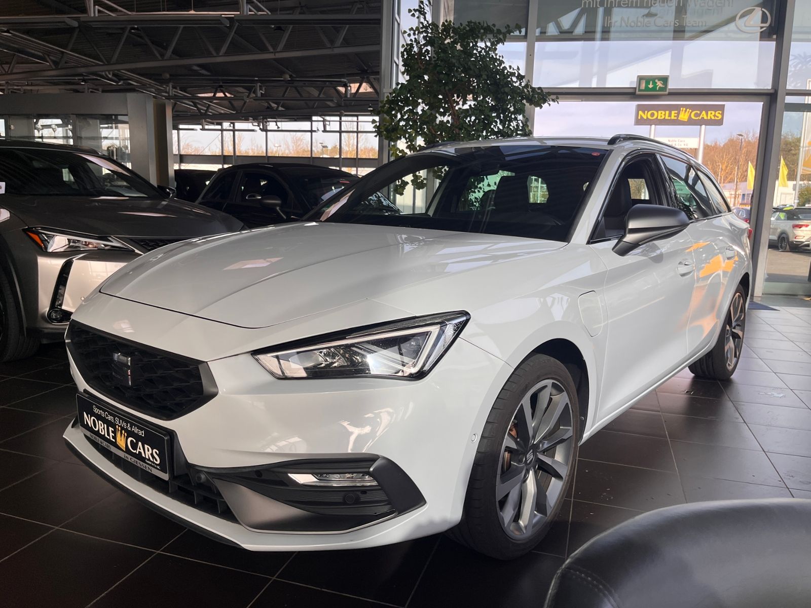 Fahrzeugabbildung SEAT Leon Sportstourer FR e-Hybrid LED NAVI ALU